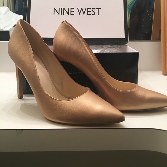 Gold Pumps! - Picture 4 of 4